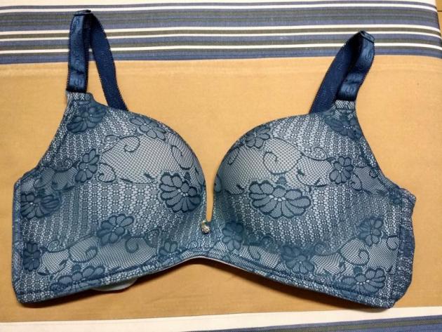 尺寸38b,但罩杯属於浅杯,较适合36大a小b的人穿 二手,不介意者再索取.