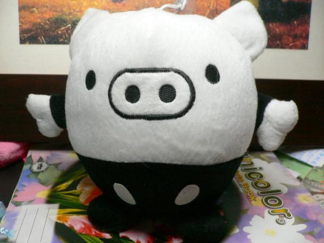 15cm高,黑白猪玩偶